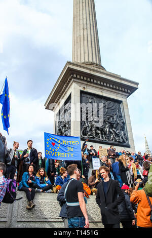 London, Großbritannien. 23 Mär, 2019. Die Abstimmung März, Aktivisten und Demonstranten teil in einem März dem Parlament, protestieren gegen Großbritannien die EU verlassen wollen, ein zweites Referendum, und für das Land in der Europäischen Union zu bleiben. Stockfoto