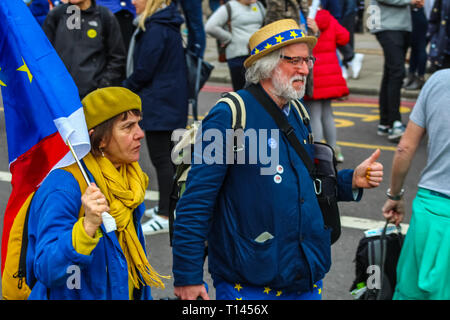 London, Großbritannien. 23 Mär, 2019. Die Abstimmung März, Aktivisten und Demonstranten teil in einem März dem Parlament, protestieren gegen Großbritannien die EU verlassen wollen, ein zweites Referendum, und für das Land in der Europäischen Union zu bleiben. Stockfoto