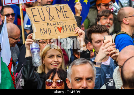 London, Großbritannien. 23 Mär, 2019. Die Abstimmung März, Aktivisten und Demonstranten teil in einem März dem Parlament, protestieren gegen Großbritannien die EU verlassen wollen, ein zweites Referendum, und für das Land in der Europäischen Union zu bleiben. Stockfoto