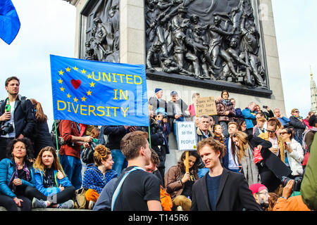 London, Großbritannien. 23 Mär, 2019. Die Abstimmung März, Aktivisten und Demonstranten teil in einem März dem Parlament, protestieren gegen Großbritannien die EU verlassen wollen, ein zweites Referendum, und für das Land in der Europäischen Union zu bleiben. Stockfoto