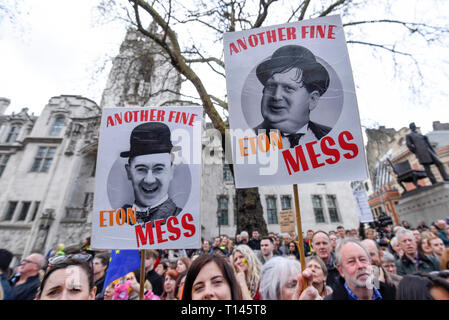 London, Großbritannien. 23. März 2019. Frauen mit Anzeichen von Jakob Rees-Mogg und Boris Johnson als Laurel und Hardy auf einer Kundgebung in Parliament Square, das nach dem 'Legen Sie die Menschen März', auf was war sechs Tage vor dem Vereinigten Königreich wurde durch die EU zu verlassen, bevor eine Erweiterung der Abreise gegeben wurde. Die Demonstranten verlangen, dass die Öffentlichkeit erhält eine letzte Instanz, die über Brexit als Unterstützung für den Abzug der Plan der Ministerpräsident zurücktreten wird fortgesetzt. Credit: Stephen Chung/Alamy leben Nachrichten Stockfoto