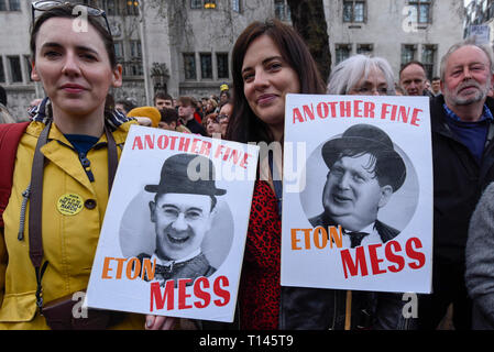 London, Großbritannien. 23. März 2019. Frauen mit Anzeichen von Jakob Rees-Mogg und Boris Johnson als Laurel und Hardy auf einer Kundgebung in Parliament Square, das nach dem 'Legen Sie die Menschen März', auf was war sechs Tage vor dem Vereinigten Königreich wurde durch die EU zu verlassen, bevor eine Erweiterung der Abreise gegeben wurde. Die Demonstranten verlangen, dass die Öffentlichkeit erhält eine letzte Instanz, die über Brexit als Unterstützung für den Abzug der Plan der Ministerpräsident zurücktreten wird fortgesetzt. Credit: Stephen Chung/Alamy leben Nachrichten Stockfoto