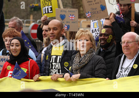 London, UK, 23. März 2019: Die unabhängige MPs Chuka Umuna und Anna Soubry halten eine grosse Fahne während der Marsch durch London. Über eine Million Menschen auf die Straßen von London für die Aufhebung von Artikel 50 und für eine öffentliche Abstimmung über Brexit erlaubt zu demonstrieren. Die Demonstration folgt das Scheitern der Regierung der Grafschaft aus der EU zu führen, da Artikel 50 unterzeichnet wurde. Fotos: David Mbiyu Credit: David mbiyu/Alamy leben Nachrichten Stockfoto