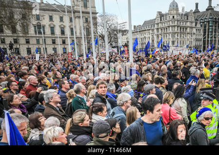 London, UK, 23. März 2019 Die "Abstimmung März" genannt, auch als "unter die Leute" März im Parlament Platz genommen. Der März, durch Hunderte von Tausenden besucht, macht seinen Weg durch das Zentrum von London und endet mit Reden von Unterstützer und Politiker in Parliament Square, Westminster. Credit: Imageplotter/Alamy leben Nachrichten Stockfoto