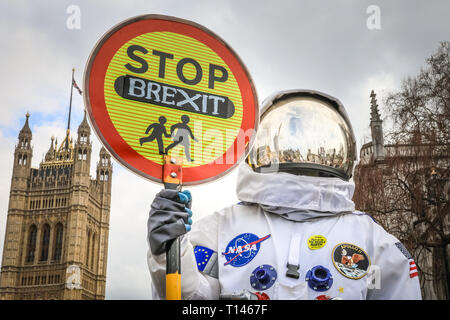 London, Großbritannien. 23 Mär, 2019. Eine Demonstrantin in voller Raumanzug, mit Stop Brexit Lollipop unterzeichnen. Die "Abstimmung März" genannt, auch als "unter die Leute" März im Parlament Platz genommen. Der März, durch Hunderte von Tausenden besucht, macht seinen Weg durch das Zentrum von London und endet mit Reden von Unterstützer und Politiker in Parliament Square, Westminster. Credit: Imageplotter/Alamy leben Nachrichten Stockfoto