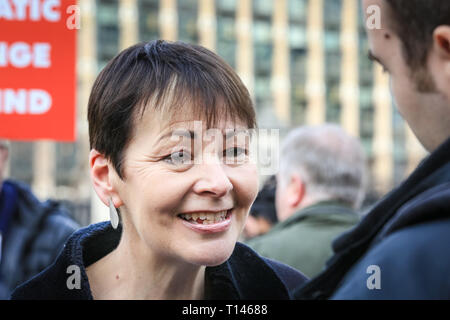 London, Großbritannien. 23 Mär, 2019. Grüne Partei MP Caroline Lucas. Die "Abstimmung März" genannt, auch als "unter die Leute" März im Parlament Platz genommen. Der März, durch Hunderte von Tausenden besucht, macht seinen Weg durch das Zentrum von London und endet mit Reden von Unterstützer und Politiker in Parliament Square, Westminster. Credit: Imageplotter/Alamy leben Nachrichten Stockfoto