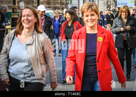 London, Großbritannien. 23 Mär, 2019. Schottische erster Minister Nicola Stör. Die "Abstimmung März" genannt, auch als "unter die Leute" März im Parlament Platz genommen. Der März, durch Hunderte von Tausenden besucht, macht seinen Weg durch das Zentrum von London und endet mit Reden von Unterstützer und Politiker in Parliament Square, Westminster. Credit: Imageplotter/Alamy leben Nachrichten Stockfoto
