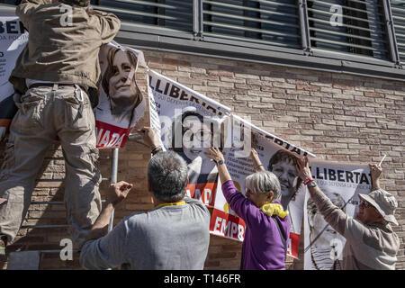 Barcelona, Katalonien, Spanien. 23 Mär, 2019. Mehrere Personen gesehen hängen Plakate mit den Porträts der einige der Frauen independantistas politischen Gefangenen während der Veranstaltung rief von Crida ein les Dones republicanes (Aufruf an die Republikaner von Frauen) über 300 Leute haben die Akte in Gedenken an die independantistas Frauen, die Haftstrafen, Repressalien dienen oder im Exil besucht. Credit: Paco Freire/SOPA Images/ZUMA Draht/Alamy leben Nachrichten Stockfoto