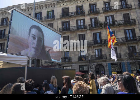 Barcelona, Katalonien, Spanien. 23 Mär, 2019. Tamara Carrasco, für ihre politische Aktivität unterdrückt, und nicht in der Lage ihrer Stadt Viladecans durch Gerichtsbeschluss zu verlassen wird auf einem größeren Bildschirm als eine Nachricht für die Teilnehmer der Veranstaltung. BESCHWOREN von Crida ein les Dones republicanes (Aufruf an die Republikaner von Frauen) über 300 Menschen das Gesetz in Gedenken an die independantistas Frauen, die Haftstrafen, Repressalien dienen oder im Exil besucht haben. Credit: Paco Freire/SOPA Images/ZUMA Draht/Alamy leben Nachrichten Stockfoto