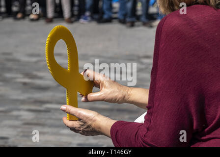 Barcelona, Katalonien, Spanien. 23 Mär, 2019. Eine Frau gesehen, die eine grosse gelbe Schleife als Symbol der Solidarität mit katalanischen politischen Gefangenen während der Veranstaltung rief von Crida ein les Dones republicanes (Aufruf an die Republikaner von Frauen) über 300 Leute haben die Akte in Gedenken an die independantistas Frauen, die Haftstrafen, Repressalien dienen oder im Exil besucht. Credit: Paco Freire/SOPA Images/ZUMA Draht/Alamy leben Nachrichten Stockfoto