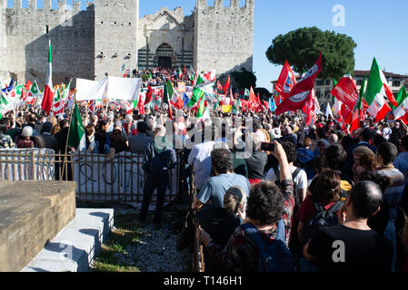 Prato, Italien. 23. März, 2019. Die Masse, die am antifaschistischen Gegendemonstration der italienischen Linken Kräfte gegen die Demo von Forza Nuova in Prato, Italien organisiert. Credit: Mario Carovani/Alamy leben Nachrichten Stockfoto