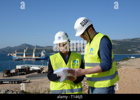 (190323) - der Halbinsel Peljesac, 23. März 2019 (Xinhua) - Chinesische Ingenieur Zhang Fei (L) und kroatischen Ingenieur Ivica Granic, beide Mitarbeiter der China Straße und Brücke Corporation (CRBC), Bau plan auf der Halbinsel Peljesac, Kroatien, lesen Sie am 21. März 2019. Die Halbinsel Peljesac Brücke ist eines der größten Infrastrukturprojekte in der kroatischen Geschichte. Die Brücke wird die kroatische Halbinsel Peljesac mit dem kroatischen Festland verbunden und daher ein kurzes Streifen der benachbarten Bosnische Küste, dass die Kontinuität des kroatischen Gebiet unterbricht umgehen. Einem chinesischen Konsortium unter der Führung von China Straße und B Stockfoto