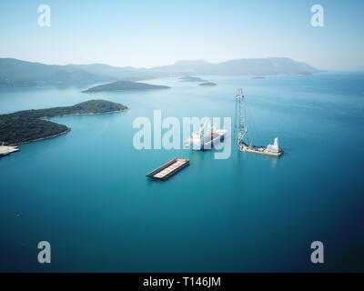 (190323) - der Halbinsel Peljesac, 23. März 2019 (Xinhua) - luftaufnahme am 22. März 2019 zeigt die Baustelle von der Halbinsel Peljesac Brücke in der Nähe von Komarna, Kroatien. Die Halbinsel Peljesac Brücke ist eines der größten Infrastrukturprojekte in der kroatischen Geschichte. Die Brücke wird die kroatische Halbinsel Peljesac mit dem kroatischen Festland verbunden und daher ein kurzes Streifen der benachbarten Bosnische Küste, dass die Kontinuität des kroatischen Gebiet unterbricht umgehen. Einem chinesischen Konsortium unter der Führung von China Straße und Brücke Corporation (CRBC) gewann die Ausschreibung für die erste Phase der Bridge und die Zufahrtsstraße Stockfoto