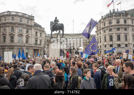 Hunderte Tausende von Leuten März in London die "Legen Sie die Menschen im März die Anrufe für einen Menschen zu machen. Menschen aus dem ganzen Land kommen, um ihre Unterstützung zu zeigen. Stockfoto