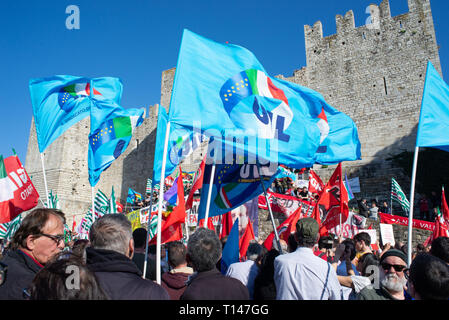 Prato, Italien. 23. März, 2019. Die Masse, die am antifaschistischen Gegendemonstration der italienischen Linken Kräfte gegen die Demo von Forza Nuova in Prato, Italien organisiert. Credit: Mario Carovani/Alamy leben Nachrichten Stockfoto