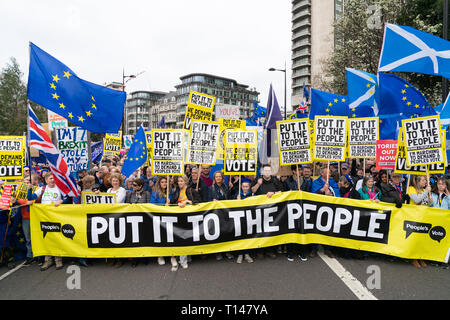 London, Großbritannien. 23 Mär, 2019. Tausende von Menschen kommen zu einer Demonstration für eine zweite Volksabstimmung über Großbritannien Ausstieg aus der EU, bekannt als Brexit. Credit: AndKa/Alamy leben Nachrichten Stockfoto