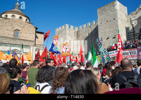 Prato, Italien. 23. März, 2019. Die Masse, die am antifaschistischen Gegendemonstration der italienischen Linken Kräfte gegen die Demo von Forza Nuova in Prato, Italien organisiert. Credit: Mario Carovani/Alamy leben Nachrichten Stockfoto