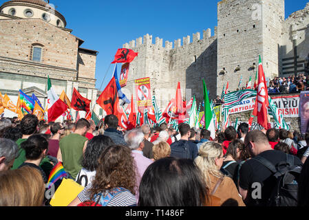 Prato, Italien. 23. März, 2019. Die Masse, die am antifaschistischen Gegendemonstration der italienischen Linken Kräfte gegen die Demo von Forza Nuova in Prato, Italien organisiert. Credit: Mario Carovani/Alamy leben Nachrichten Stockfoto