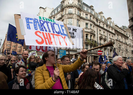 London, Großbritannien. 23 Mär, 2019. Unter die Leute bringen März für ein Völker Abstimmung am 23. März 2019 in London, Vereinigtes Königreich. Mit weniger als einer Woche, bis das Vereinigte Königreich soll aus der Europäischen Union, das Endergebnis noch hängt in der Schwebe und die Demonstranten in ihren Zehntausende versammelt, um die politischen Führer zur Kenntnis nehmen und die britische Öffentlichkeit eine Abstimmung über die endgültige Brexit Angebot zu geben, mit dem Ziel, Artikel 50 widerrufen. Quelle: Michael Kemp/Alamy leben Nachrichten Stockfoto