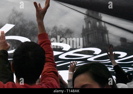 Die Menschen heben ein riesiges Banner, die vom Himmel gesehen werden kann, zu plädieren für Großbritannien in Europa zu halten und Artikel 50 widerrufen. Hände halten die Fahne hoch über ihren Köpfen, als es von der Luft aufgenommen wird. Credit: Katherine Da Silva Stockfoto