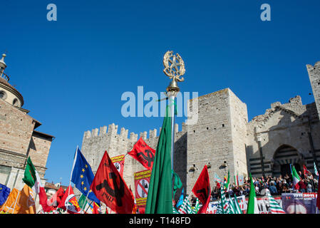 Prato, Italien. 23. März, 2019. Die Masse, die am antifaschistischen Gegendemonstration der italienischen Linken Kräfte gegen die Demo von Forza Nuova in Prato, Italien organisiert. Credit: Mario Carovani/Alamy leben Nachrichten Stockfoto