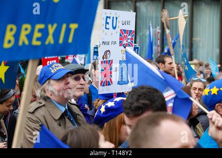 London, Großbritannien. 23 Mär, 2019. Die Abstimmung März: Hunderttausende von Pro-EU-Befürworter nehmen an einem Gottesdienst März nach Westminster. Den Menschen wird erwartet, dass die im März von der Park Lane, um den Parliament Square, Beginn um 12.00 Uhr mit Reden ab 14.45 Uhr von allen politischen Parteien. © Paul Lawrenson 2019, Foto: Paul Lawrenson/Alamy leben Nachrichten Stockfoto