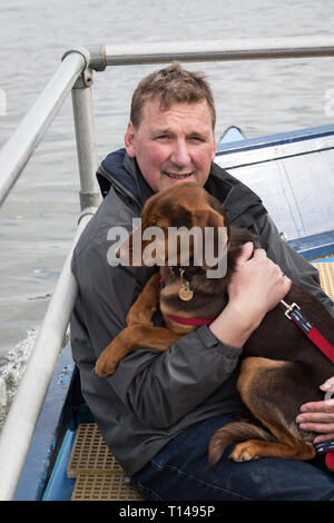 London, Großbritannien. 23 Mär, 2019. 23. März 2019. Boat Race Fixture. OUWBC vs Molesey BC. Bild: - Schiedsrichter Sir Matthew Pinsent CBE an Bord der Schiedsrichter mit seinem Hund. Die Vorbereitung auf die Regatten, Oxford und Cambridge Clubs beteiligen sich eine Reihe von Vorrichtungen gegen andere Vereine, Rudern die gleichen Tideway Kurs als für das Boot Rennen verwendet. OUWBC Crewliste (Gelb geschält Boot): - Schlaganfall: Amelia stehend, 7. Tina Christmann, 6. Beth Bridgman, 5. Liv Pryer, 4. Lizzie Polgreen, 3. Renée Koolschijn, 2. Anna Murgatroyd, Bug. Issy Dodds, Cox. Eleanor 57309, Kredit: Duncan Grove/Alamy leben Nachrichten Stockfoto