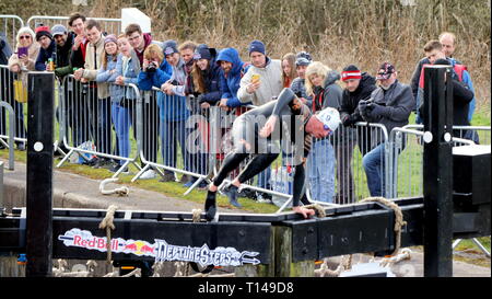 Glasgow, Schottland, Großbritannien, 23. März, 2019. Red Bull Neptun Schritte Herausforderung auf der Forth-and-Clyde-Kanal bei Maryhill Schlösser. Gerard Fähre / alamy Leben Nachrichten Stockfoto