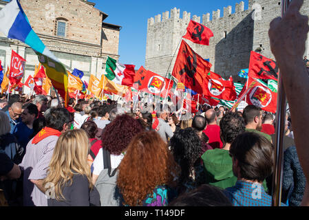 Prato, Italien. 23. März, 2019. Die Masse, die am antifaschistischen Gegendemonstration der italienischen Linken Kräfte gegen die Demo von Forza Nuova in Prato, Italien organisiert. Credit: Mario Carovani/Alamy leben Nachrichten Stockfoto