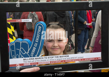 London, Großbritannien. 23 Mär, 2019. Demonstranten als Sie März während der anti-Brexit People's Stimme Rallye von Park Lane, Parliament Square, fordert eine öffentliche Abstimmung über den endgültigen Brexit Deal der Regierung. Credit: Thabo Jaiyesimi/Alamy leben Nachrichten Stockfoto