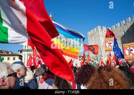 Prato, Italien. 23. März, 2019. Die Masse, die am antifaschistischen Gegendemonstration der italienischen Linken Kräfte gegen die Demo von Forza Nuova in Prato, Italien organisiert. Credit: Mario Carovani/Alamy leben Nachrichten Stockfoto