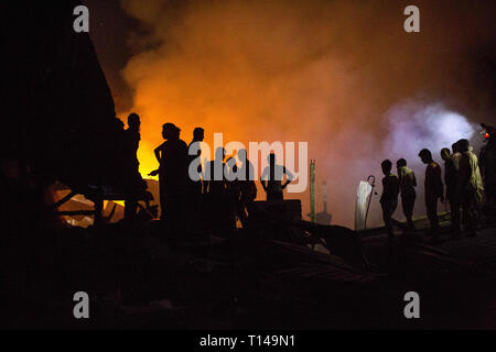 Dhaka, Bangladesch. 23 Mär, 2019. 22. März: Feuerwehrleute versuchen, ein Brand, der in einem papierlager brach bei Lalbagh im Old Dhaka, Bangladesch am 22. März 2019. In den letzten mindestens 70 Menschen am Februar 20, 2019 Wenn eine massive Ausbreitung des Feuers durch mehrere Wohnhäuser in Bangladeschs Hauptstadt getötet wurden. Credit: Zakir Hossain Chowdhury/ZUMA Draht/Alamy leben Nachrichten Stockfoto