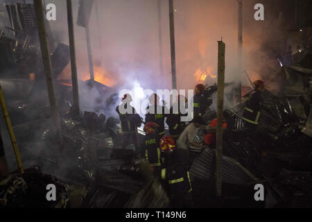 Dhaka, Bangladesch. 23 Mär, 2019. 22. März: Feuerwehrleute versuchen, ein Brand, der in einem papierlager brach bei Lalbagh im Old Dhaka, Bangladesch am 22. März 2019. In den letzten mindestens 70 Menschen am Februar 20, 2019 Wenn eine massive Ausbreitung des Feuers durch mehrere Wohnhäuser in Bangladeschs Hauptstadt getötet wurden. Credit: Zakir Hossain Chowdhury/ZUMA Draht/Alamy leben Nachrichten Stockfoto