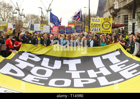 London, UK, 23. März 2019: Unabhängige MPs Chuka Umunna, Anna Soubry, Mike klafft und Sarah Wollaston halten ein großes Banner vor der Abstimmung März durch London. Über eine Million Menschen auf die Straßen von London für die Aufhebung von Artikel 50 und für eine öffentliche Abstimmung über Brexit erlaubt zu demonstrieren. Die Demonstration folgt das Scheitern der Regierung der Grafschaft aus der EU zu führen, da Artikel 50 unterzeichnet wurde. Fotos: David Mbiyu Stockfoto