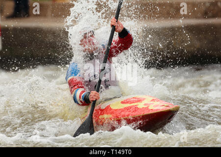 Nottingham, Vereinigtes Königreich 23. März 2019 ein Paddler ist eingehüllt in Wasser im Kanu Slalom Premier Division bei Holme Pierrepont heute © Peter Hutmacher/Alamy leben Nachrichten Stockfoto