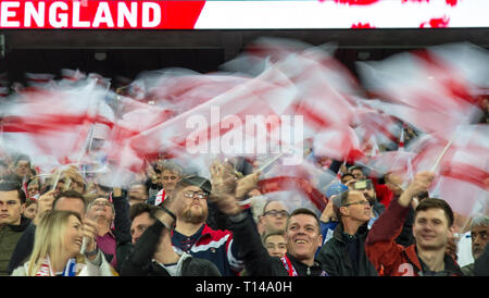 London, Großbritannien. 22 Mär, 2019. England Unterstützer während der UEFA EURO 2020 Qualifier Match zwischen England und der Tschechischen Republik im Wembley Stadion, London, England am 22. März 2019. Foto von Andy Rowland/PRiME Media Bilder. Credit: Andrew Rowland/Alamy leben Nachrichten Stockfoto