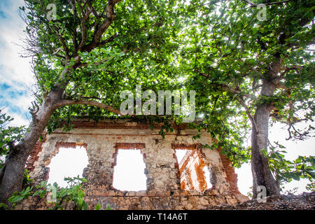 Historische verlassenen Leuchtturm Ruinen in Aguadilla, Puerto Rico, Stockfoto