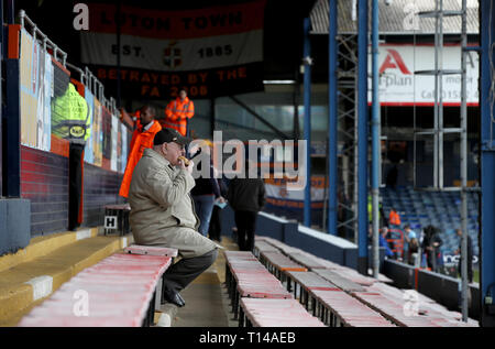 Ein Luton Town Ventilator isst eine Pastete in der steht vor den Luton Town Sky Bet Liga Match gegen Doncaster Rovers. Stockfoto