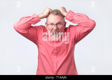 Ältere Menschen von Schmerzen Hoffnungslosigkeit kreischen. Studio schießen. Stockfoto