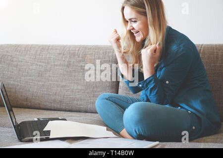 Glückliche junge Frau student oder Mitarbeiter durch das Lesen von guten Nachrichten über neue Job aufgeregt, große, positive Ergebnis, Erfolg feiern. Stockfoto