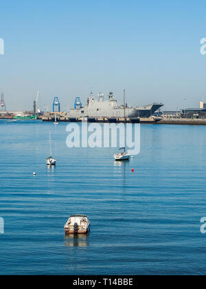 BILBAO, SPANIEN - MÄRZ/23/2019. Die Flugzeugträger der spanischen Marine Juan Carlos I im Hafen von Bilbao, Tag der offenen Tür das Schiff zu besuchen. Stockfoto