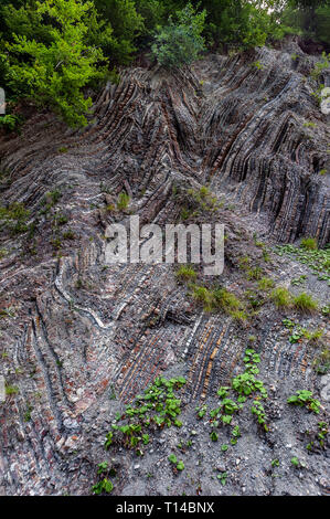 Russland, die Region Krasnodar, die Straße nach Sotschi. Die bizarren Geometrie des Kaukasus. Mehrfarbige Schichten von Schiefer Kalkstein. Stockfoto