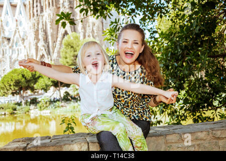 Barcelona - August, 06, 2015: Happy stilvolle Mutter und Kind Touristen nicht weit von La Sagrada Familia in Barcelona, Spanien freuen. Stockfoto