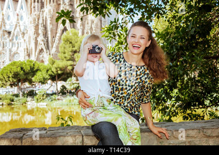 Barcelona - August, 06, 2015: Happy trendy Mutter und Kind Touristen die Fotos mit der Digitalkamera in Barcelona, Spanien. Stockfoto