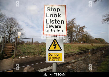 Allgemeine Ansicht eines Warnschild neben einer Fußgängerzone Bahnübergang in der Nähe von Worting Kreuzung in Hampshire mit einem Stop, Look, Zeichen anhören. Stockfoto