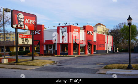 Die Außenseite des KFC Kentucky Fried Chicken fast food Restaurant mit Drive Thru. Die traditionelle US-amerikanische Restaurantkette, spezialisiert auf gebratenes Huhn. Stockfoto