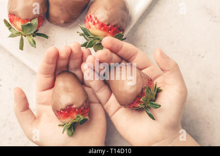 Erdbeeren in Schokolade auf einem weißen Hintergrund. Stockfoto