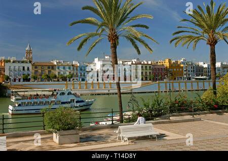 Sightseeing auf dem Fluss Guadalquivir und Stadtviertel Triana, Sevilla, Andalusien, Spanien, Europa. Stockfoto