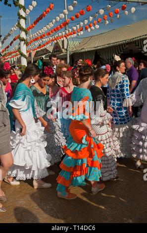 April Messe, junge Frauen mit einem traditionellen Flamenco Kleid, Sevilla, Andalusien, Spanien, Europa. Stockfoto