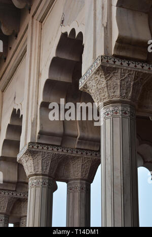 Architektonische komplexe Marmor Details der atemberaubenden Khas Mahal in Agra Fort, Agra, Indien, Asien. Stockfoto